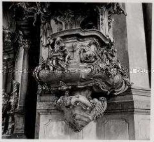 Prag, St.-Niklas-Kirche, Inneres, Kanzel, Unterbau