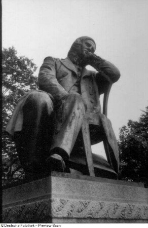 Denkmal für Robert Schumann. Bronze (1901; J. Hartmann). Zwickau, Hauptmarkt