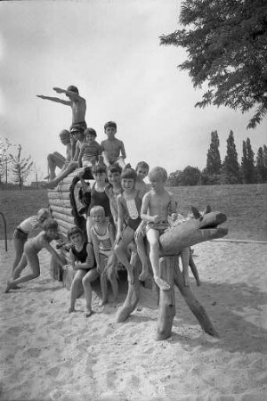 Eröffnung des Waldspielplatzes bei Knielingen im Gewann "Ackerheck"