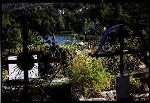 Maria Wörth: Grabkreuze auf dem Friedhof