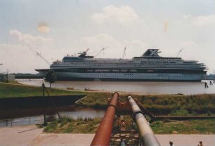 Mercury an Werftkaje im Hafen Papenburg