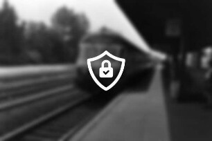 Bahnhof: Bahnsteig: Wartende Fahrgäste: Einfahrender Personenzug Richtung Bad Oldesloe