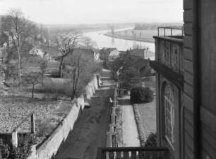 Dresden-Wachwitz, Am Steinberg 14. Blick von der Brücke der Villa "Wollner" (um 1912) zur Elbe