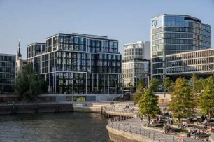 Hafencity, 07.2018 .Blick auf die neuen Marco-Polo-Terrassen und die Zentrale von Kühne + Nagel