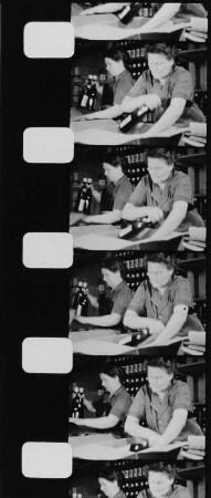 Verpackung von Weinflaschen in der Weinkellerei und Likörfabrik Robert Weber