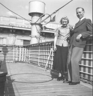 Bordleben. Eine junge blonde Frau und der Fotograf Franz Grasser mit Zigarette, aufgenommen auf dem Passagierschiff "Milwaukee"
