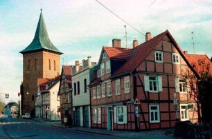 Lüchow: Straße mit [St. Johannis-Kirche], Turm