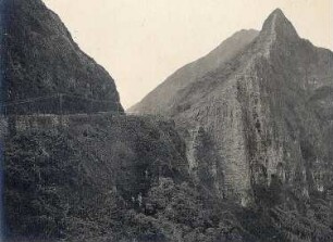 Hawaii (USA). Straße entlang steil abfallender Klippen (Pali) bei Honolulu