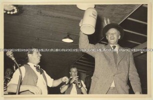 Der Journalist Hermann Pirich bei einer Feier mit einem Humpen in der Hand