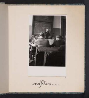 Albumseite mit Abb. 2: Victor Klemperer im Seminar : Unserem Ordinarius Herrn Prof. Dr. Viktor Klemperer zu seinem 70. Geburtstag in Liebe und Verehrung. Das Romanische Seminar der Unviversität Halle. Halle, den 9. Oktober 1951