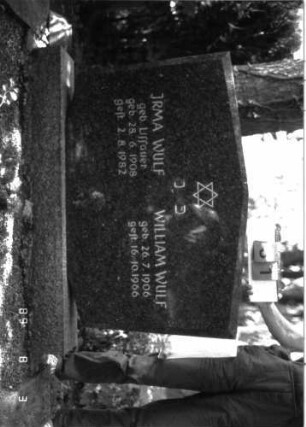 Grabstein 81 (Index: 100102206) Material: Granit Zustand: gut Maße HxBxT: 94x119x12 cm Beschreibung: unten eingeschnürte breite Stele, Sockel, giebelartiger Abschluß Symbolik: Davidstern Besonderheit: Doppelgrab für Eheleute: Grabstein 81