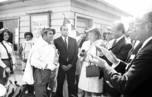22. Tagung 1972 Mediziner; Bad Schachen: Willy Brandt auf dem Landungssteg zwischen Ehepaar Steurer