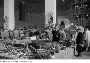 Besucher der Leipziger Herbstmesse 1954 betrachten Ausstellungsstücke des VEB Maxhütte Unterwellenborn