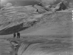 Bergsteiger : Von Gletschern (Schlatenkees) umgebener Gipfel des Hohen Zauns (ca. 3457m), auf dem Gletscher drei Bergsteiger.