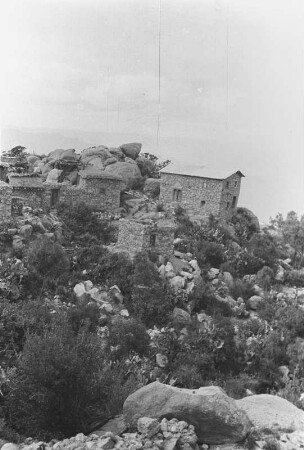 Koptenkloster Debre Bizen : Hütten des Koptenklosters Debre Bizen in einer felsigen Landschaft