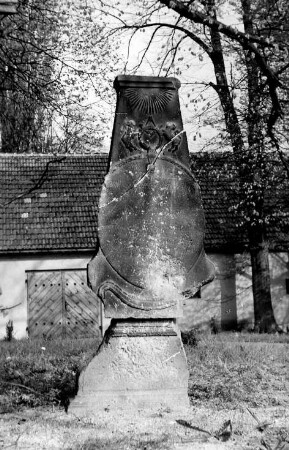Mücka-Förstgen. Grabstein des Müllermeisters Johann Birke
