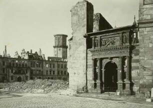 Portal der ehemaligen Schlosskapelle : Dresden-Altstadt, Jüdenhof, Portal der ehemaligen Schlosskapelle und Ruine des Schlosses