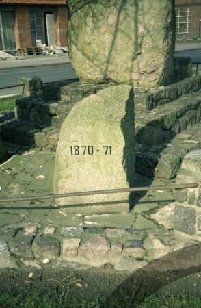 Lasbek-Dorf: Steindamm: Ehrenmal: Teilansicht: Gedenkstein 1870/71