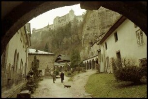 Salzburg: Peter Friedhof, Blick durch Torbogen vom M. Reinhard Platz