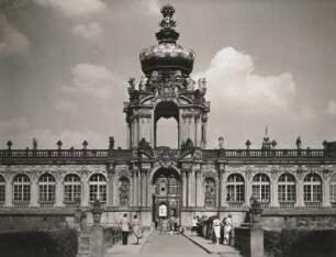 Dresden. Zwinger. Kronentor, Langgalerie von außen und Zwingerbrücke