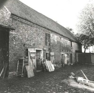 Markkleeberg-Wachau, Bauernhofring 3. Dreiseithof (1801/1850 und um 1880). Hofansicht des Stallgebäudes
