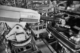 Die Halle 54 ist eine Produktionshalle der Volkswagen AG im Volkswagenwerk Wolfsburg. Erste Industrie-Roboter wirken an der Herstellung des VW Golf mit