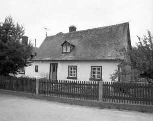 Triebel-Posseck, Gartenstraße 4. Wohnhaus. Straßenansicht mit Einfriedung