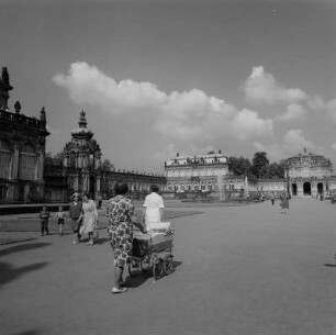 Dresden. Zwinger, Blick zum Kronentor, zum Mathematisch-Physikalischen Salon und zum Wallpavillon