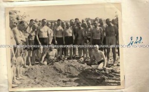 Männergruppe in Badebekleidung