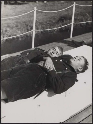 Zwei Hitlerjungen liegen in der Sonne an Deck des HJ-Schulschiffs "Hans Schemm"