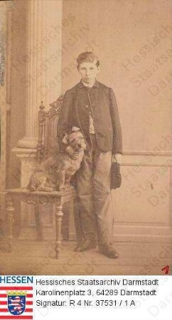 Nordeck zur Rabenau, Friedrich Freiherr v. (1851-1918) / Porträt als Gymnasiast, in Raumkulisse neben Stuhl mit Hund stehend, Ganzfigur