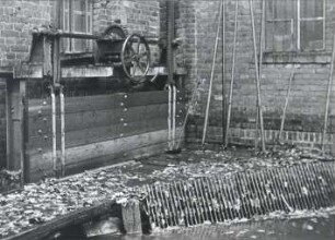 Mühle in Müschen : Bauwesen - Handwerksgebäude. Ort: Myšyn / Müschen. Mühle, Geräte zum Schleuse reinigen
