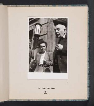 Albumseite mit Abb. 6: , Frl. Kernecker und Victor Klemperer : Unserem Ordinarius Herrn Prof. Dr. Viktor Klemperer zu seinem 70. Geburtstag in Liebe und Verehrung. Das Romanische Seminar der Unviversität Halle. Halle, den 9. Oktober 1951