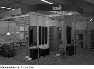 Flurgarderobe Japan : Ausstellungsfläche des VEB Möbelkombinat Dresden-Hellerau mit Garderobenmöbel. Ansicht mit Flurgarderobe "Japan