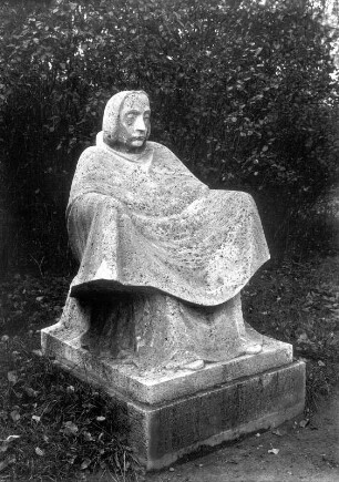 Mutter Erde II : Mutter Erde II. Kirchheimer Muschelkalkstein; H. 146 cm (ohne Sockel) (1921; F. Bursch nach E. Barlach). Stettin (Szczecin/Polen), Hauptfriedhof