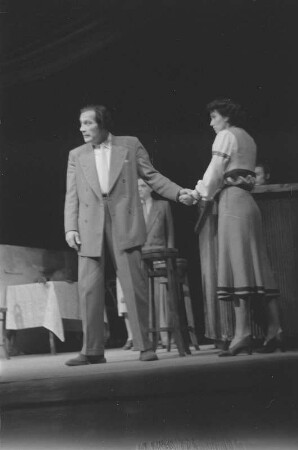 Szenenbilder aus dem Drama "Der große Verrat" von Ernst Fischer (in der 2. Besetzung) am Deutschen Theater Berlin : Szene mit Raimund Selcher als Diego