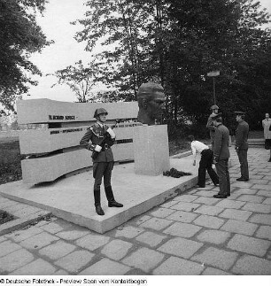 Dresden-Altstadt, Lennéstraße, Feierliche Einweihung des Denkmals für Dr. Richard Sorge (1977; Gerd Jäger) an der 1970 umbenannten Dr.-Richard-Sorge-Straße (mit Claußen)