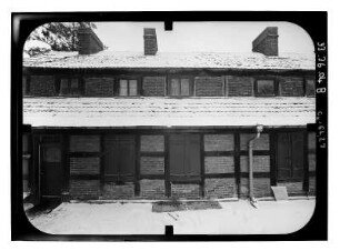 Baruth/Mark-Glashütte, Hüttenweg 8. Arbeiterwohnhaus (um 1840). Eingangsfront (Teilansicht)
