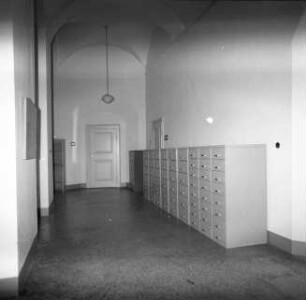 Dresden-Altstadt, Augustusstraße 2. Ständehaus (1901/1907; P. Wallot). Hausflur im Bereich der Deutschen Fotothek. Ansicht mit Stahlschränken. Zustandsaufnahme