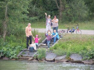 Menschen am Donauufer bei Tulln