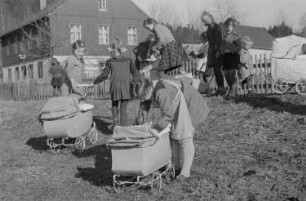 Kinder beim Spielen : Mädchen mit Puppenwagen