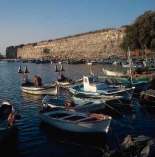 Kos, Altstadt, Johanniter-Kastron, Böschungsmauer des Johanniter-Kastrons am Hafen. Fischerboote mit Lampen
