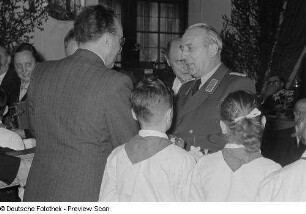 Auszeichnung von Funktionären durch den Leipziger Oberbürgermeister Erich Uhlich