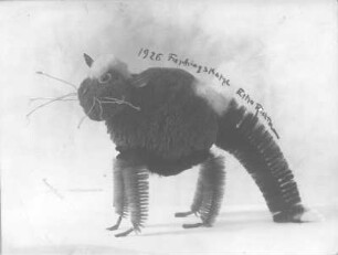 Faschingskatze. Flaschenbürsten, Wollbommel, Draht, Knöpfe (1926; E. Richter)