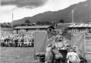 Kasperletheater im Lager des Reichsarbeitsdienstes