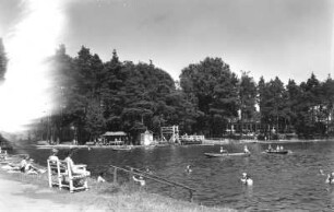 Weixdorf-Friedersdorf. Waldbad Weixdorf. Badeteich mit Sprungturm und Gaststätte. Nordufer
