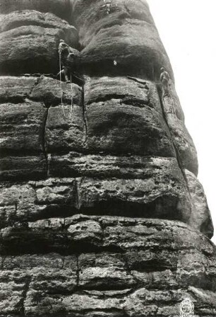 Sächsische Schweiz, Affensteine. Bloßstock. Seilschaft Ehrhardt Renger beim Bauen in den überhängenden Ausstiegsriß der Ostwand (FKV-Weg, Ostkante, VIIb)