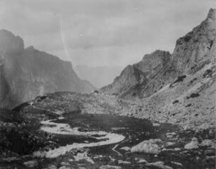 Geröll im Gebirge : Blick über eine Senke im Gebirge mit Geröll