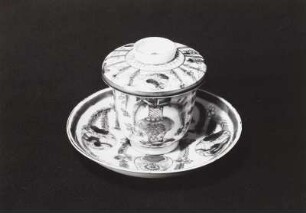 Deckelbecher und Untertasse