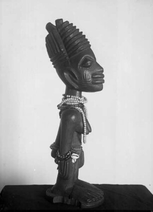 Stehende weibliche Figur (Yoruba)